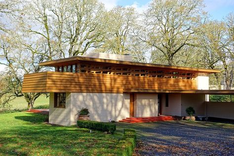 Take a Virtual Tour of Frank Lloyd Wright’s Most Iconic Architecture | ArchDaily Frank Loyd Wright Houses, Frank Lloyd Wright Interior, Funny Real Estate Quotes, Frank Lloyd Wright Architecture, Frank Lloyd Wright Buildings, Funny Real Estate, Frank Lloyd Wright Design, Frank Lloyd Wright Homes, Iconic Architecture