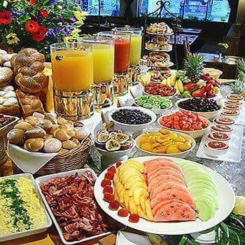 Llamativas ideas para mesas de postres Rustic Breakfast, Buffet Bar, Buffet Set, Breakfast Party, Brunch Buffet, Fruit Juices, Buffet Display, Birthday Brunch, Fruit Breakfast