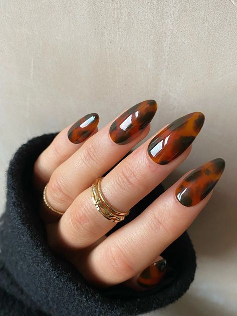 long almond shaped tortoise shell design press on mob wife nail ideas Brown Almond Nails, Tortoise Shell Nails, Shell Nails, Nails Luxury, Nails Brown, Nails Autumn, Custom Press On Nails, November Nails, Thanksgiving Nails