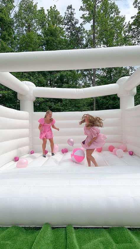 Bouncy House Aesthetic, Bouncy House Birthday Party, Bouncy House Party, Small Birthday Party Ideas, Birthday Party Ideas Sleepover, Party Ideas Sleepover, Small Birthday Party, 16 Party Themes, Ideas Sleepover