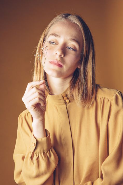 Thoughtful young woman holding flower at... | Free Photo #Freepik #freephoto #freebackground #freeflower #freewoman #freelight Thinking Pose, Hands Holding Flowers, Flower Photoshoot, Portrait Photography Women, Body Reference Drawing, Human Reference, Body Reference Poses, Human Poses Reference, Figure Poses