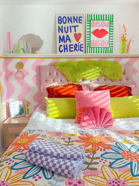 Wallpaper In Bedroom Modern, Pink Wall Ideas Bedrooms, Colorful Pastel Bedroom, Funky Pink Bedroom, Pastel Maximalist Bedroom, Bedroom Ideas Colourful, Colorful Apartment Bedroom, Candy Moodboard, Maximalist Homes