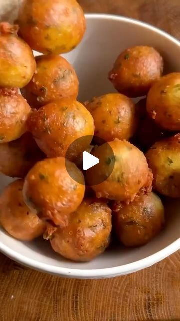 Potato Balls, Decadent Food, Stuffed Potato Balls, Potato Snacks, Slow Cooked Lamb, Low Carb Side Dishes, How To Cook Potatoes, Crispy Potatoes, Idee Pasto Sano