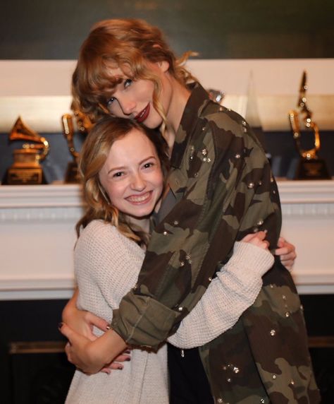 Taylor Swift And Her Friends, Taylor Swift Haim Sisters, Taylor With Friends, Taylor Swift With Her Mom, Taylor And Her Mom, Meet And Greet Poses, Taylor Swift Fan Club, Estilo Taylor Swift, Taylor Swift Videos