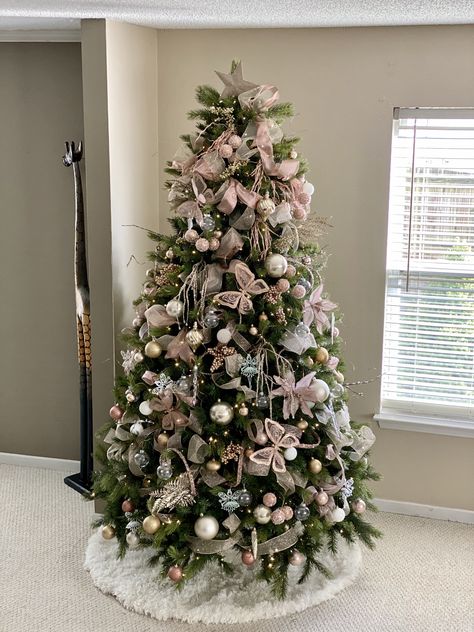 Pink Xmas Tree, Christmas Tree Colour Scheme, Pink Christmas Tree Decorations, Grey Christmas Tree, Rose Gold Christmas Tree, Christmas Tree Inspo, Easy Diy Ideas, Gold Christmas Tree Decorations, Pretty Christmas Decorations