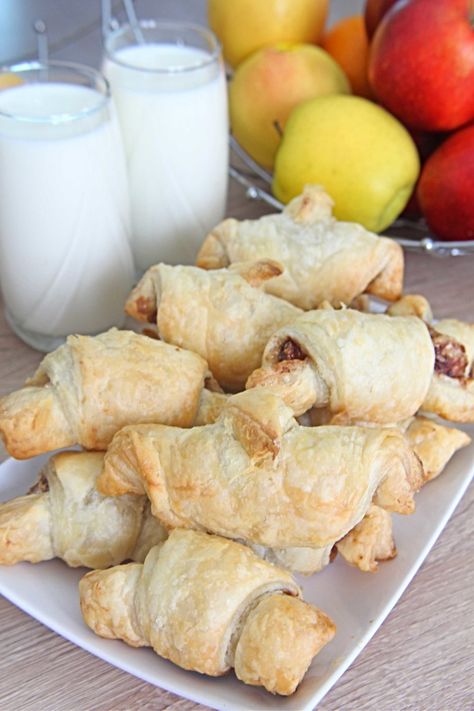 Banana Croissant, Easy Croissant Recipe, Crossiant Recipes, Breakfast Croissant, Homemade Croissants, Cinnamon Breakfast, Baked Breakfast Recipes, Breakfast Sandwich Recipes, Easy Sandwich Recipes