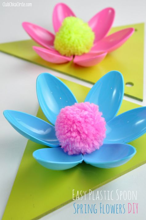 Květiny z plastových lžiček / Spring Flower Plastic Spoon Home Decor Craft Idea Plastic Spoon Crafts, Spoon Crafts, Crafts For Teens To Make, Diy Gifts For Friends, Diy Summer, Plastic Spoons, Summer Ideas, Fashion Diy, Childrens Crafts