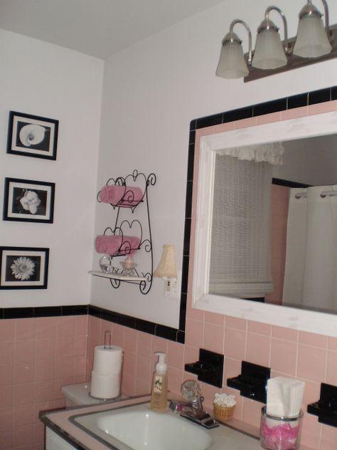 More pink bathrooms with black accents Black Gold Bathroom Ideas, Retro Restroom, Black Tiled Bathroom, Bright Bathroom Decor, Gold Bathroom Ideas, Black Gold Bathroom, Pink Bathroom Vintage, Pink Bathrooms, Black Bathroom Sets