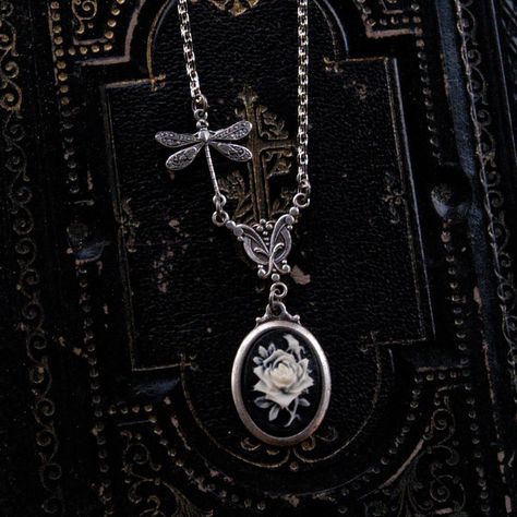 Gothic Glam, Fairy Jewelry, Jewelry Aesthetic, Corsets And Bustiers, Cameo Necklace, I Can Change, Funky Jewelry, Jewelry Lookbook, Gothic Jewelry