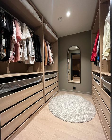 Closet With Makeup Vanity, Ikea Walk In Wardrobe, Komplement Drawer, Walkin Closets Design, Walk In Closet Ikea, Dressing Ikea, Armoire Pax, Ikea Pax Closet, Ikea Inspiration