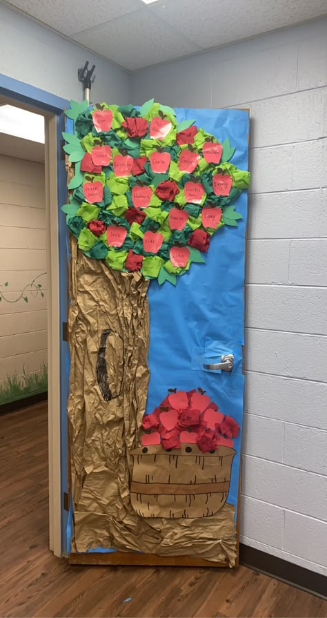 Apple themed classroom door for preschool Classroom Door Apple Theme, October Door Decorations Classroom Preschool, Apple Classroom Door Ideas, Preschool Door Decorations Welcome, Tumbler Room, Classroom Family Tree, Pre K Bulletin Board, Apples Activities, Apple Theme Classroom