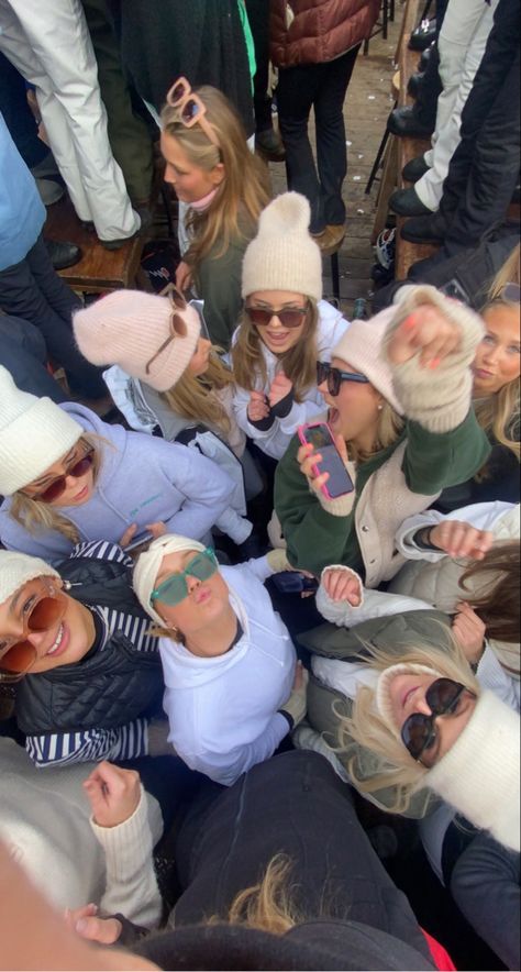 Friend Ski Trip, Ski Weekend Aesthetic, Apres Ski Vibes, Girls Ski Trip Aesthetic, Ski Trip With Friends, Birthday Ski Trip, Afterski Outfit, After Ski Outfit, Ski With Friends