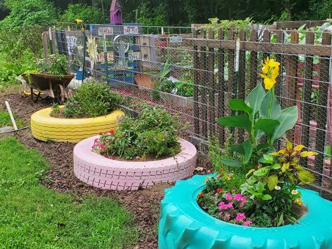 Flowers In Tires Ideas, Tractor Tire Flower Bed, Tire Flower Beds, Garden Ideas Using Old Tires, Diy Outdoor Garden, Garden Knowledge, Making A Garden, Painted Tires, Outdoor Garden Ideas