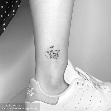 World Map Tattoos, Plane Tattoo, Travel Doodles, Tattoo Travel, Petit Tattoo, Women Tattoos, Travel Outfit Plane, Map Tattoos, Marquesan Tattoos