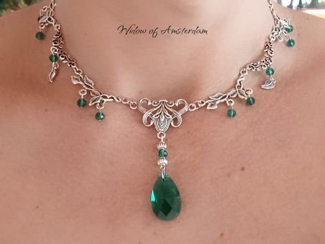 Emerald green Victorian wedding necklace Christmas Formal, Green Crystal Necklace, Medieval Fair, Emerald Green Crystal, Fantasy Necklace, Fair Outfits, Historical Jewellery, Medieval Jewelry, Victorian Wedding