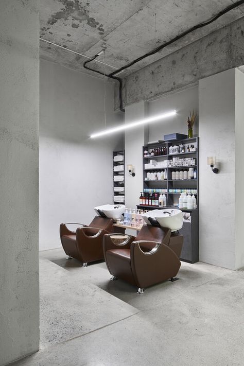 Hair Salon Interior Design Industrial, Salon Architecture Design, Industrial Beauty Salon, Industrial Hair Salon, Industrial Salon Design, Retail Shop Design, Barber Shop Design, Beauty Salon Decoration, Japanese Hair Salon