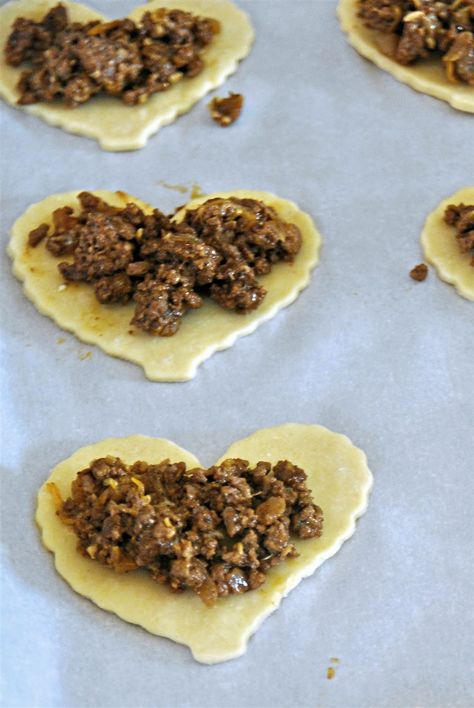 Image Description Taco Empanadas, Family Dinner Menu, Heart Shaped Food, Valentines Day Dinner, Valentine's Day Recipes, Image Description, Dinner For Two, Valentines Day Hearts, Dinner Menu