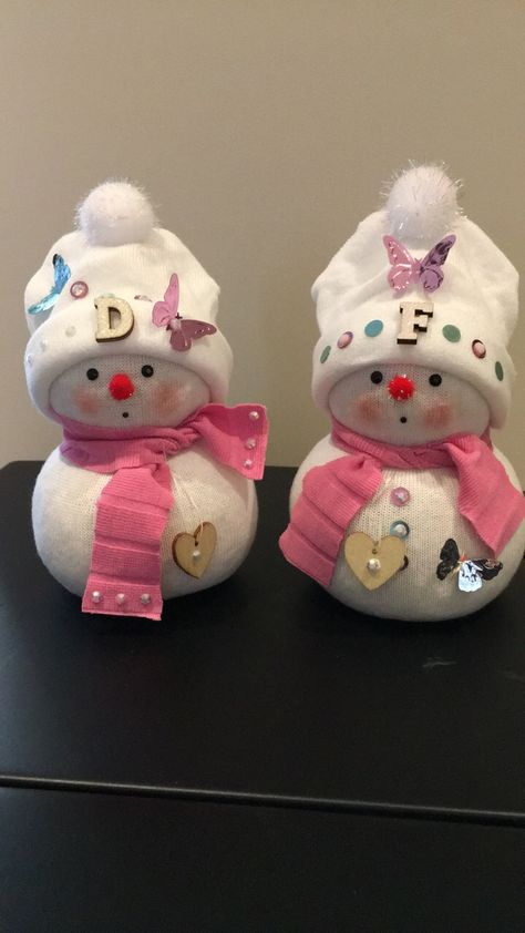 Sock Snowman Craft, Diy Snowman Decorations, Gift Basket Ideas Christmas, Snowman Crafts Diy, Snowman Christmas Decorations, Gift For Mom Christmas, Christmas Gift Basket Ideas, Sock Crafts, Christmas Gift For Mom