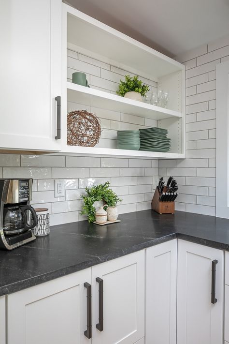 White Cabinets Black Countertops, Kitchen Black Counter, White Subway Tile Kitchen, White Cabinets White Countertops, Tiles Backsplash, Black Interior Design, Black Countertops, Grey Countertops, Kitchen Redesign