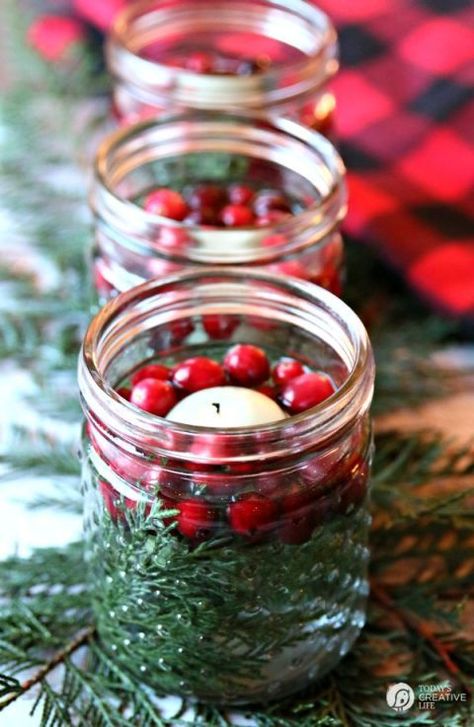 In just five minutes, you can create these stunning luminaries using jars (Mason jars are our pick, but pickle jars work just as well), cranberries, cedar clippings or something green, and floating candles. Holiday Luminaries, Diy Holiday Ideas, Christmas Luminaries, Mason Jar Christmas Decorations, Make Step By Step, Cranberry Christmas, Mason Jar Christmas Crafts, Floating Candle, Christmas Table Centerpieces