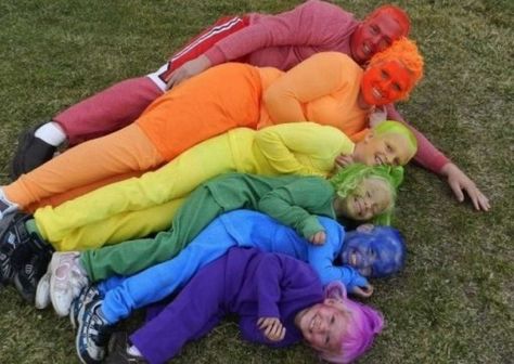 Over the rainbow: They all fought over who got to go as blue Photo: Awkward Family Photos Akward Family Photos, Weird Family Photos, Bad Family Photos, Bad Halloween Costumes, Funny Family Photos, Rainbow Family, Awkward Photos, Awkward Family Photos, Halloween Photos