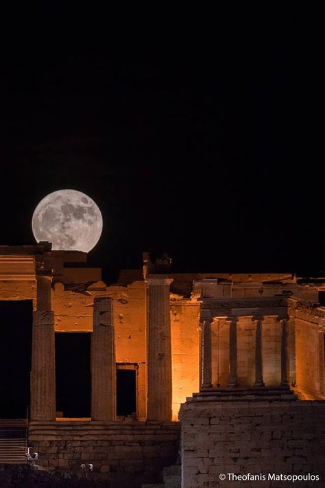 Egypt Aesthetic, Rennaissance Art, Holiday Places, Moon Photography, Fantasy Castle, Night Photos, Beautiful Moon, Greek Art, Acropolis