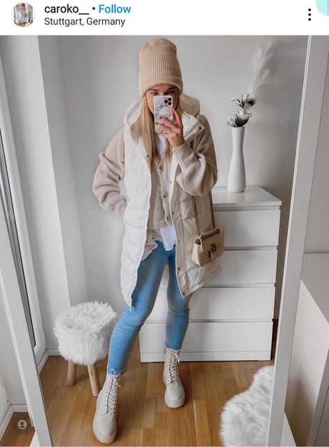 Cream Boots Winter Outfit, Outfit Ideas With Cream Boots, Beige Boots Outfit Women, Outfit Cream Boots, White Lace Boots Outfit, What To Wear With Cream Boots, Beige Stiefel Outfit, Beige Boots Outfit Winter Style, Botines Beige Outfit