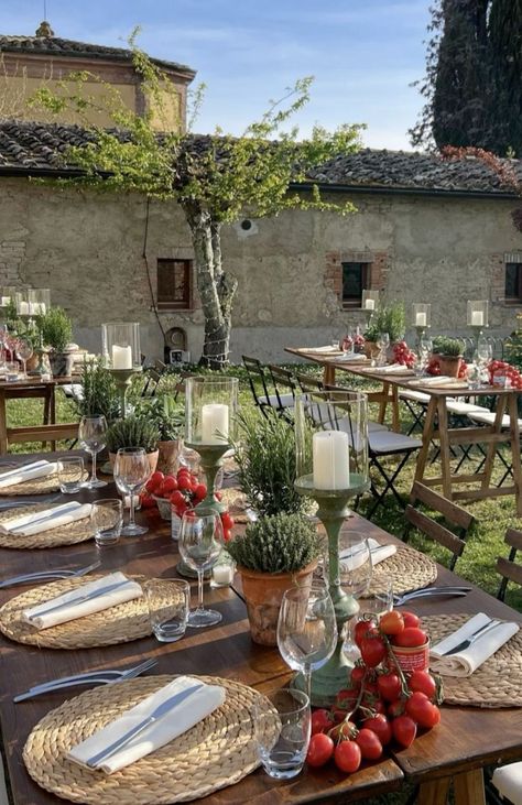 Rustic Italian Outdoor Dining, Fun Tablescape Ideas, Rustic Italian Dinner Party Tablescape, Italian Welcome Dinner, Tuscan Wedding Tablescape, Thanksgiving Boho Table, Tuscan Rehearsal Dinner, Italian Themed Tablescape, Pizza Party Wedding Rehearsal Dinners