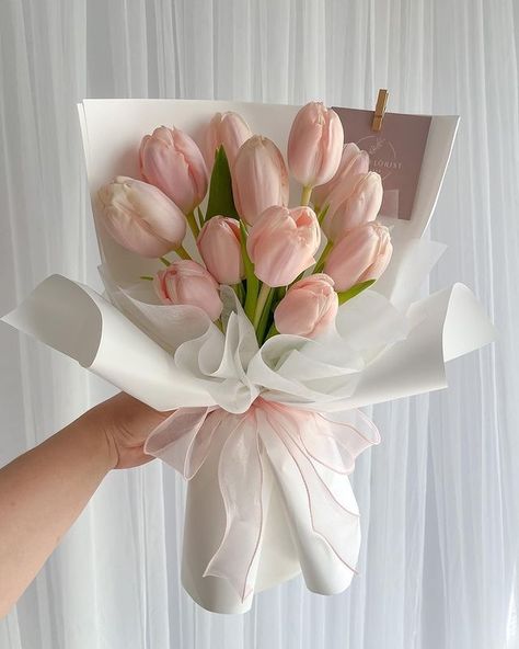 Minimalist Shelf Decor, Tulip Bouquet Wedding, Tropical Landscaping Ideas, Tulip Bouquets, Pink Tulips Bouquet, Minimalist Shelf, Minimalism Living, Roses Bouquet Gift, Pink Flower Bouquet