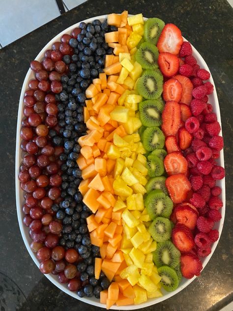 Fruit salad with rainbow like effect Diced Fruit Salad, Pretty Fruit, Fruit Board, Fruit Platter Designs, Healthy Food Dishes, Healthy Food Motivation, Yummy Comfort Food, Healthy Lifestyle Food, Colorful Fruit