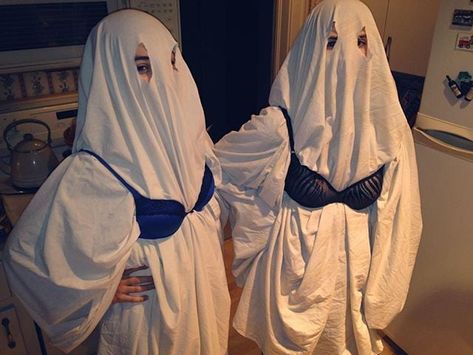 Cheap Funny Halloween Costumes, Hilarious Costumes, Halloween Costume Awards, Buisness Outfits, Ghost Couple, Teenage Halloween Costumes, Yoda Costume, Matching Halloween Costumes, Cheap Halloween Costumes