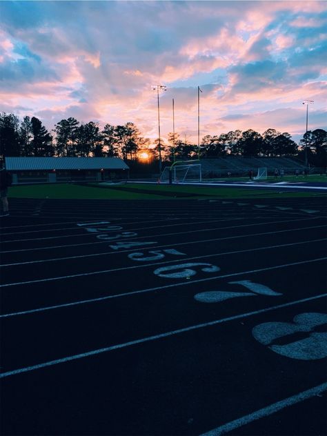 VSCO - paigefrancise Track Wallpapers, Track And Field Aesthetic, Athletic Wallpaper, Field Aesthetic, Running Pictures, Track Quotes, Athletics Track, Field Athletes, Track Pictures