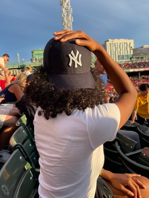 Yankees| curly hair | curly girl | batural hair | curls | baseball | fenway | gooden hour | oicture inspo Hair With Baseball Hat, Curly Hair Hat Hairstyles, Curly Hair With Hat, Baseball Aesthetic, Hair With Hat, Baseball Hat Style, Ny Cap, Black Curls, Mixed Curly Hair