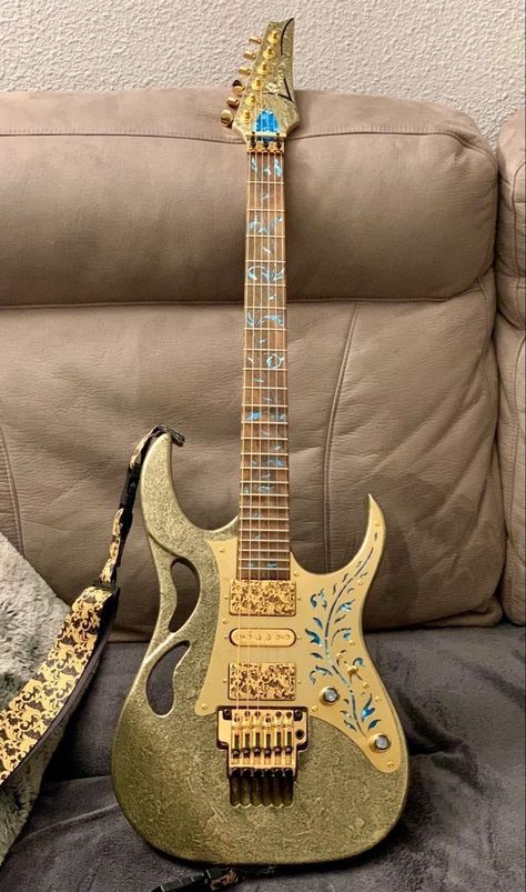 Beautiful Guitars Electric, Cool Electric Guitar Design, Cool Guitars Electric, Cool Guitar Designs, Random Cool Stuff, Bass Guitar Design, Custom Acoustic Guitars, Guitar Artwork, Guitar Designs