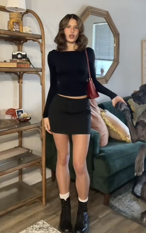 Miniskirt And Sneakers Outfit, Outfit With Short Black Skirt, Outfit Ideas Skirt Casual, Mini Skirt T Shirt Outfit, Flowy Skirt Outfit Short, Black Mini Skirt Outfit Going Out, Black Denim Mini Skirt Outfit Winter, Outfits With Short Black Boots, Black Skirt Doc Martens Outfit