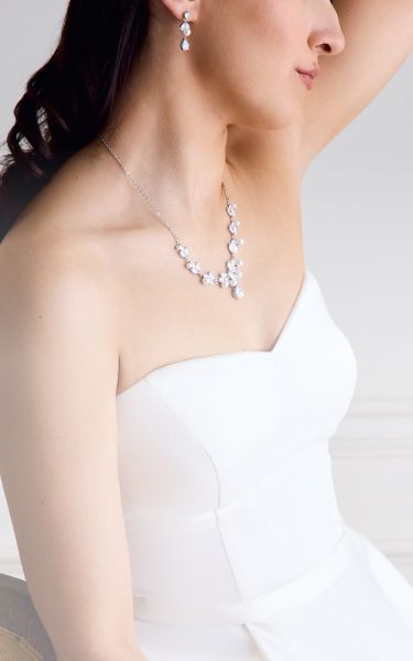 Sweetheart Neckline Jewelry, Necklace Sweetheart Neckline, Jewelry With Necklines, Neckline Guide, Jewelry Combos, Different Necklines, Paired Jewelry, Strapless Dresses, Wear Necklaces