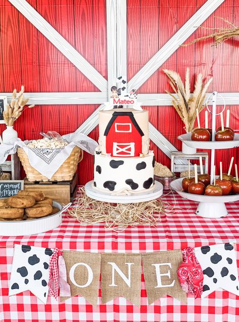 Styling Inspiration :: A Fall Farm Harvest Birthday Food Ideas For Farm Birthday Party, Fall Farm First Birthday, Fall Farm Birthday Cake, Farm Breakfast Party, Friendly Farm Birthday Party, Farm Birthday Party Aesthetic, Farm Birthday Party Table Decor, Harvest 1st Birthday Party, Diy Farm Cake