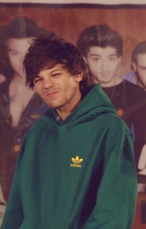 louis tomlinson One Direction Louis, One Direction Memes, Louis And Harry, One Direction Pictures, Louis Williams, 1d And 5sos, I Love One Direction, Green Hoodie, Larry Stylinson