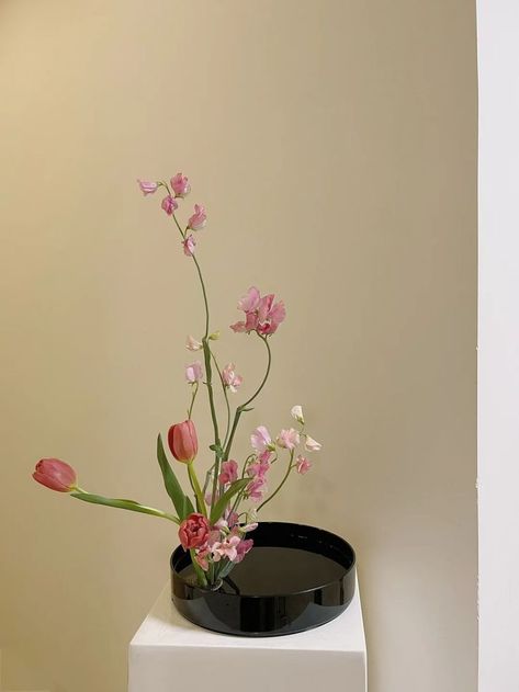 Sogetsu Ikebana, 귀여운 음식 그림, Ikebana Arrangements, Ikebana Flower Arrangement, Boquette Flowers, Flower Shower, Nothing But Flowers, Flower Therapy, Vase Arrangements