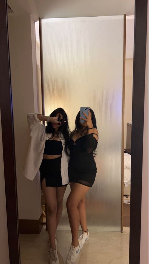 Trail Room Mirror Selfie, Mirror Selfie With Best Friend, Selfie With Best Friend, Friend Snap, Poses Mirror Selfie, Party Snap, Poses Mirror, With Best Friend, Shower Pics