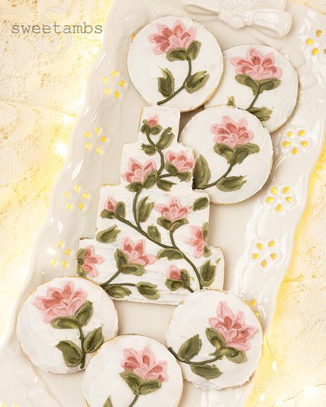 Palette Knife Painting Floral Wedding Cookies Cookie Decorating Supplies, Lucky Charms Marshmallows, Shipping Cookies, Wedding Cake Cookies, Decorated Cookies Tutorial, Wedding Cookie, Royal Icing Recipe, Royal Icing Decorations, Cookie Tutorials