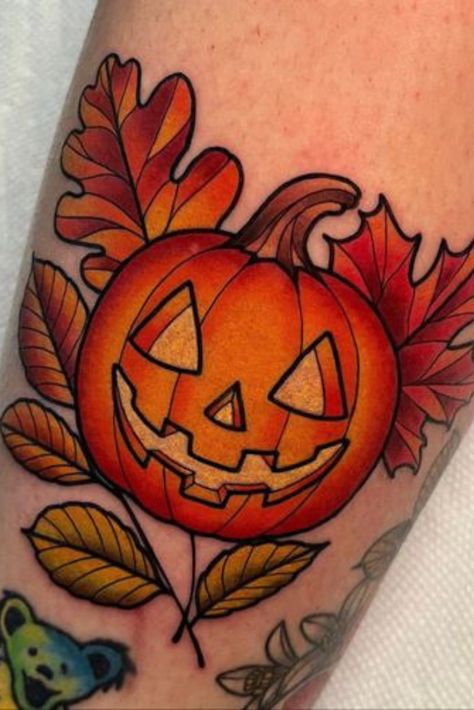 Samhain Tattoo, Cute Halloween Tattoos, Lantern Tattoo, Pumpkin Tattoo, Autumn Tattoo, Halloween Symbols, Traditional Pumpkin, Spooky Tattoos, Gorgeous Tattoos