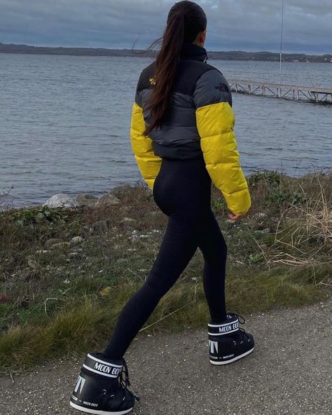 Moon Boot’s Instagram post: “Walking on pavement just became a lot more comfortable with #MoonBoot Via: @naomianwerr #TheIcon” Naomi Anwer, Moon Boots Outfit, Daily Street Style, Chill Style, Cute Gym Outfits, Moon Boot, Winter Walk, Skiing Outfit, Moon Boots