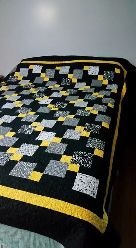 3 Colour Quilt Pattern, Quilts With Black Background Fabric, Bumblebee Quilt, Black White Quilts, Colchas Quilting, Disappearing 9 Patch, Disappearing Nine Patch, Bargello Quilts, 9 Patch Quilt