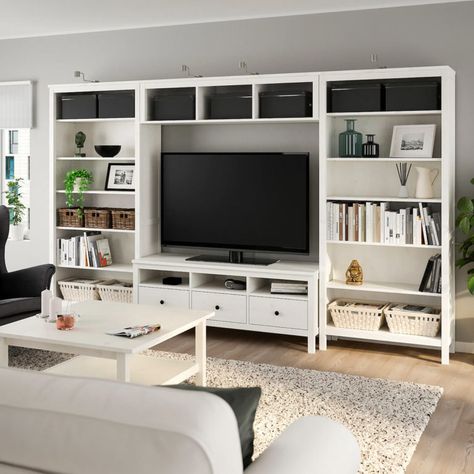 Parete attrezzata IKEA: 12 ispirazioni per un soggiorno stiloso Hemnes Bookcase, Tv Kastenwanden, Ikea Tv, White Entertainment Center, Living Room Built Ins, Living Room Wall Units, Living Room Entertainment Center, Ikea Living Room, Tv Storage