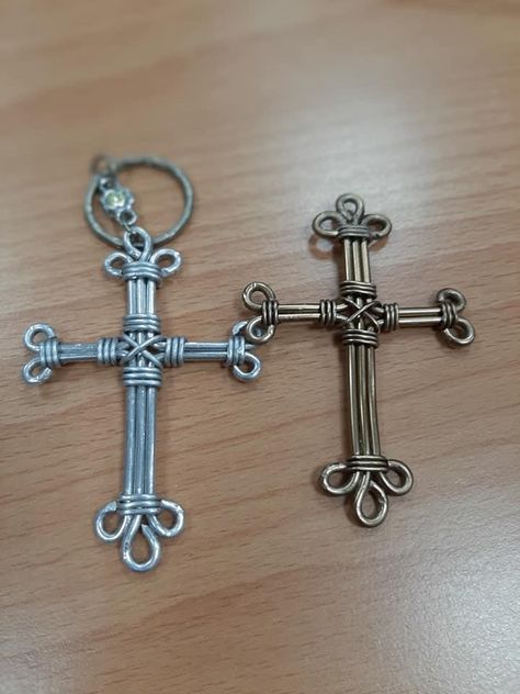 Diy Cross Pendant, Wire Crosses Diy How To Make, Cross Wire Jewelry, Things To Do With Wire, Wire Jewelry For Men, Goth Jewelry Diy, Wire Cross Pendant, Wire Wrapped Cross, Wire Star