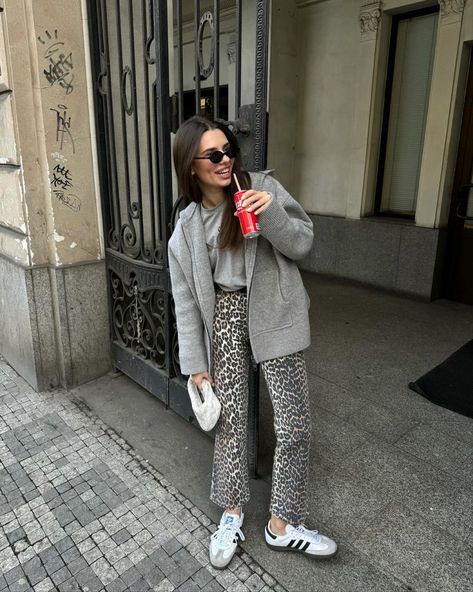 Fall Looks 2024: 26 Ideas for Fashion, Outfits, Trends, and More Leopard Jeans Winter Outfit, Samba Outfit Ideas, Cheetah Print Outfits, Outfits Sport, Adidas Samba Outfit, Tube Top And Skirt, Samba Shoes, Samba Outfit, Fashion Trend Forecast