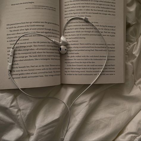 book with earbud in shape of heart Studying Photoshoot, Duncan Idaho, Book Pic, Photo Inspo Instagram, Idea Books, Quotes Photo, Lovers Photos, Easy Books, Book Photo