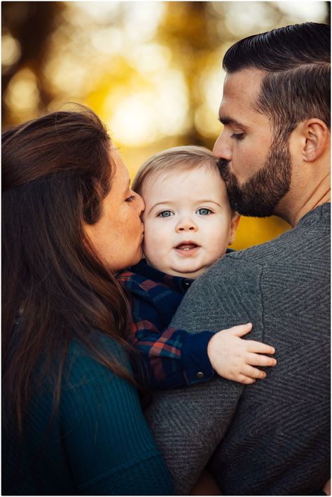 Family Of 3 Park Photoshoot, 3 Month Family Photos, Christmas Family Photoshoot Ideas Outdoor Family, Family Christmas Photos Outdoor, Family Photoshoot Park, Family Park Photoshoot, Family Photoshoot With Toddler, Young Family Photoshoot, Park Family Photoshoot