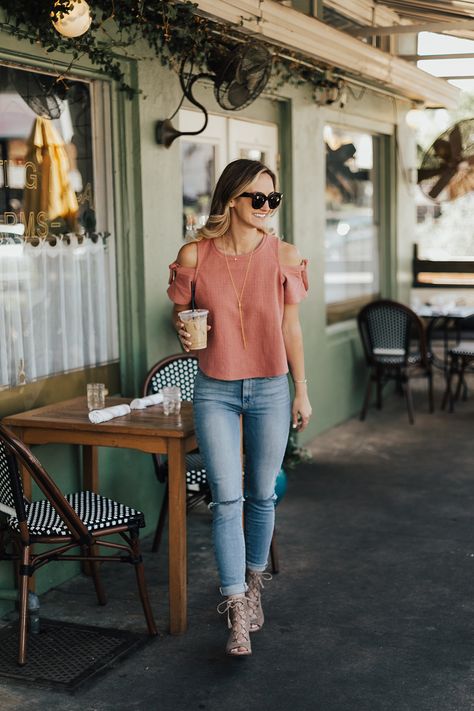 Coral Cold Shoulder Top & Lace Up Booties | LivvyLand Peach Top Outfits, Cold Shoulder Top Outfit, Pink Top Outfit, Shoulder Tops Outfit, Austin Style, Outfits Con Jeans, Style Désinvolte Chic, Peach Top, Color Combos Outfit